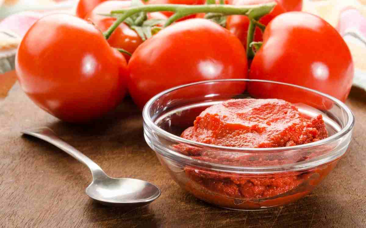 How to Use Tomato Juice for Glowing Skin