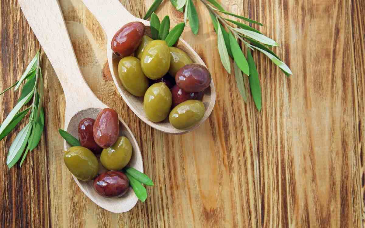 Does olive leaf help hair growth?