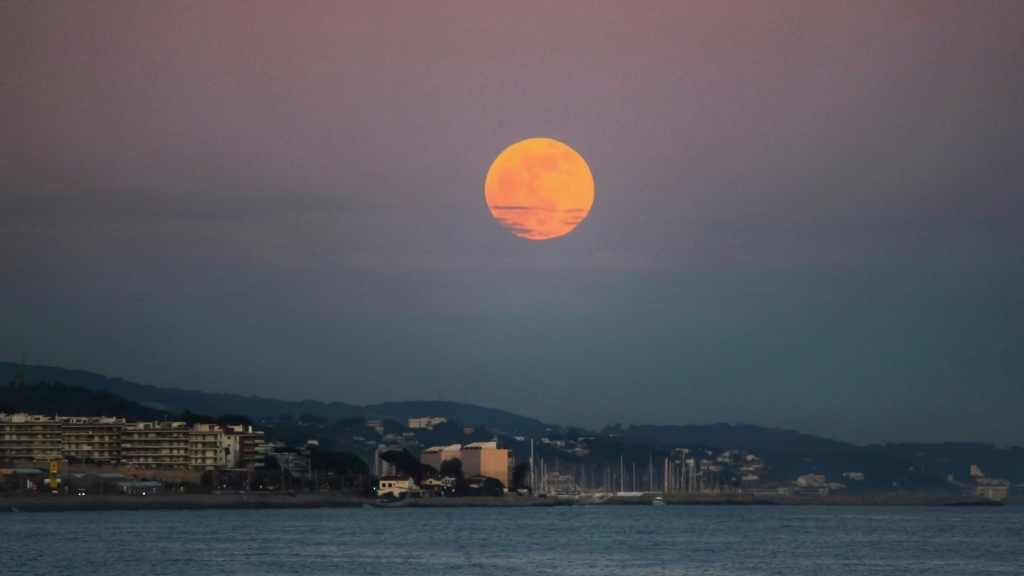 Why Is The Moon Orange Tonight?11 Interesting Facts